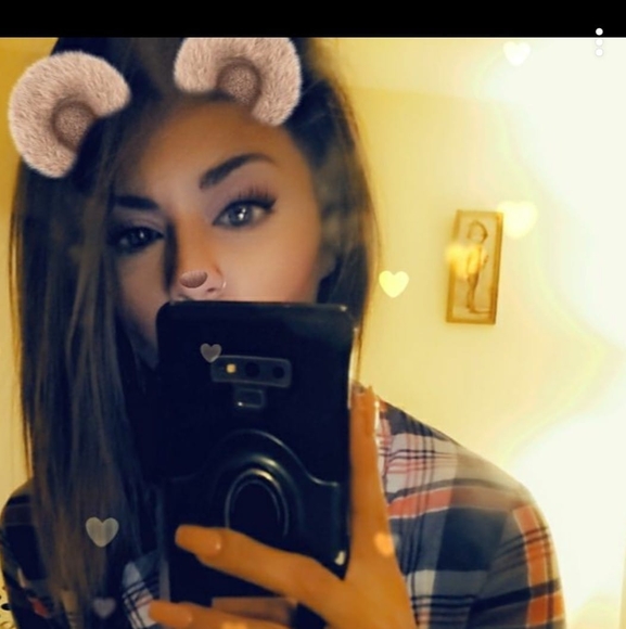 Profile Picture of Yazmin Sanchez (@yazosan) on Poshmark