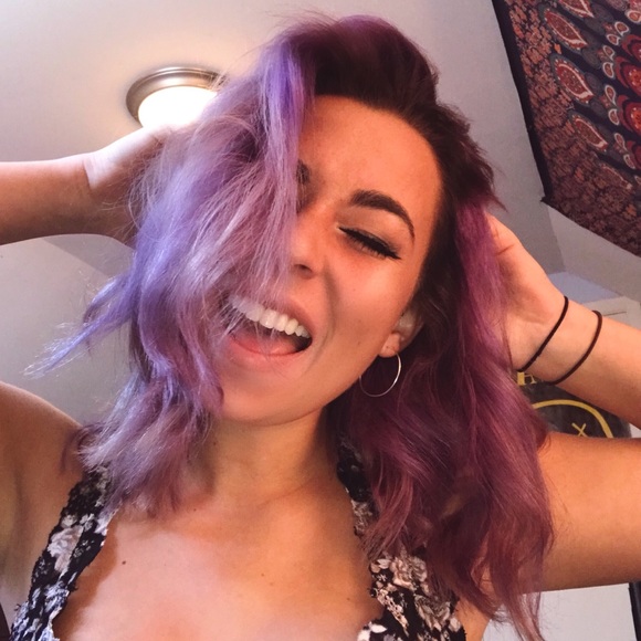 Profile Picture of Anna Dechellis (@annadechellis) on Poshmark