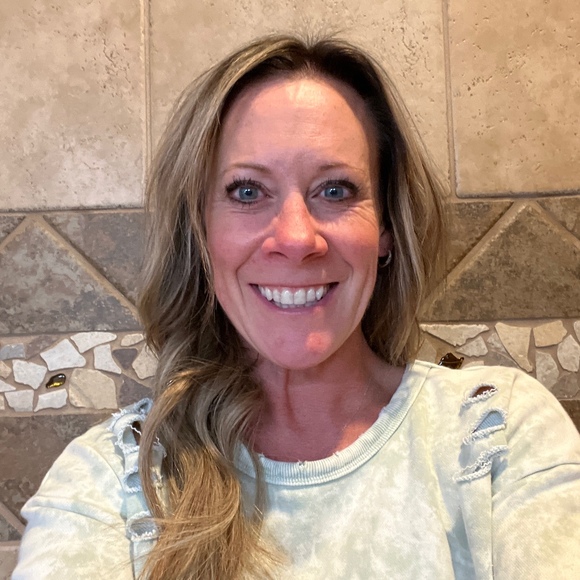 Profile Picture of Danielle Differding (@danidiff6) on Poshmark