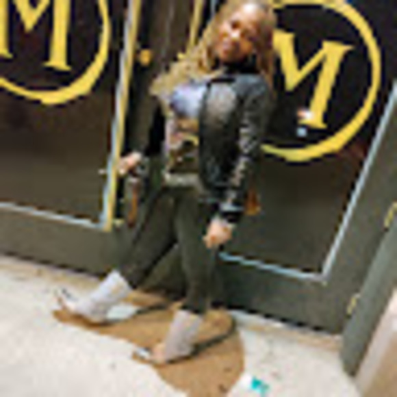 Profile Picture of Mischa Williams (@mischawillia344) on Poshmark
