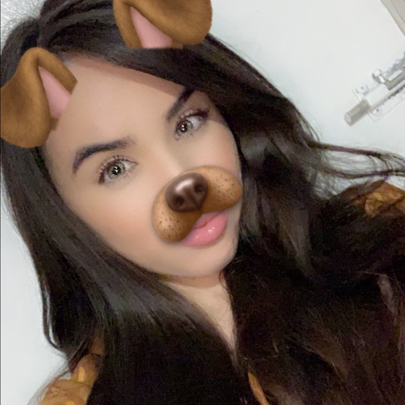 Profile Picture of Paola Ulloa (@paoulloaa) on Poshmark