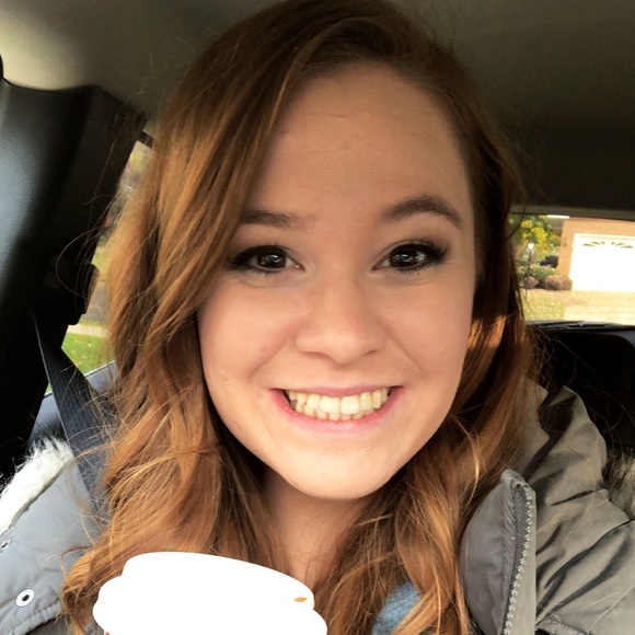 Profile Picture of Elizabeth Unsicker (@lizzyunsicker) on Poshmark