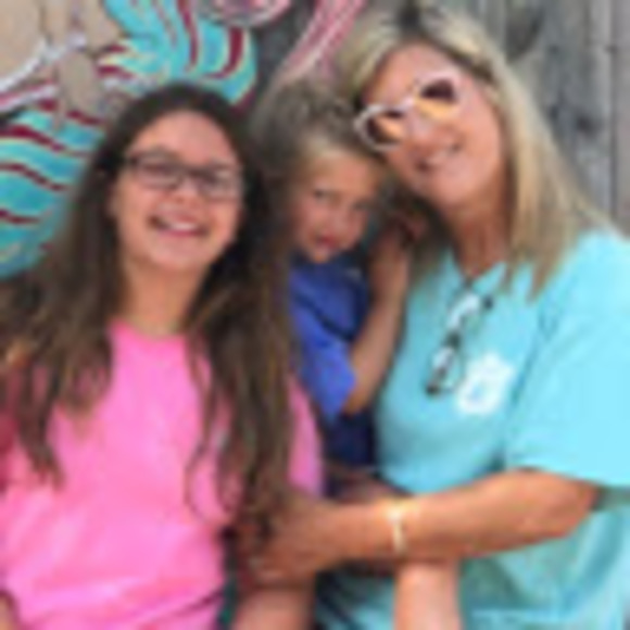 Profile Picture of Lorraine Duncan (@lorraine_duncan) on Poshmark