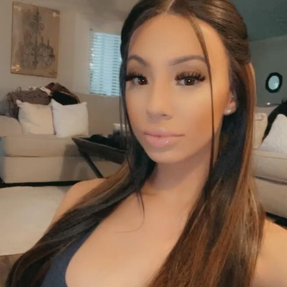 Profile Picture of Aubrey Brola (@aubreybrola) on Poshmark