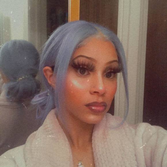 Profile Picture of Alanna Legalley (@alanna420) on Poshmark