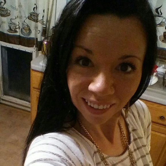 Profile Picture of Amber Guenette (@guenette_amber) on Poshmark