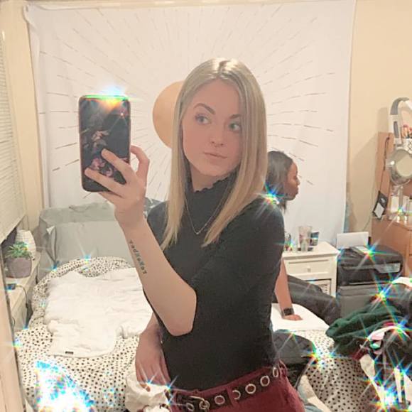Profile Picture of Alyssa Newill (@alysssaaaa33) on Poshmark