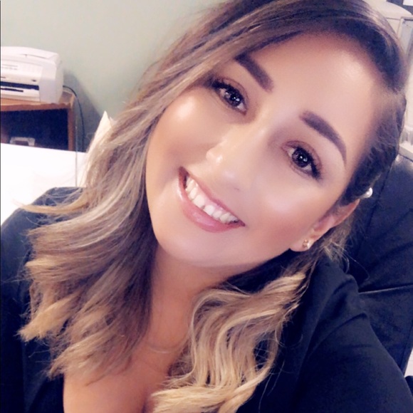 Profile Picture of Andrade Claudia (@andradec88) on Poshmark