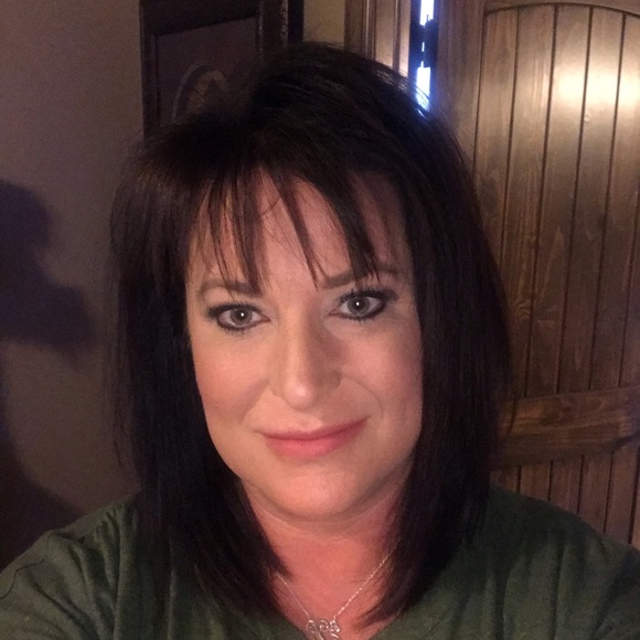 Profile Picture of Shawna Hite (@shawnahite) on Poshmark