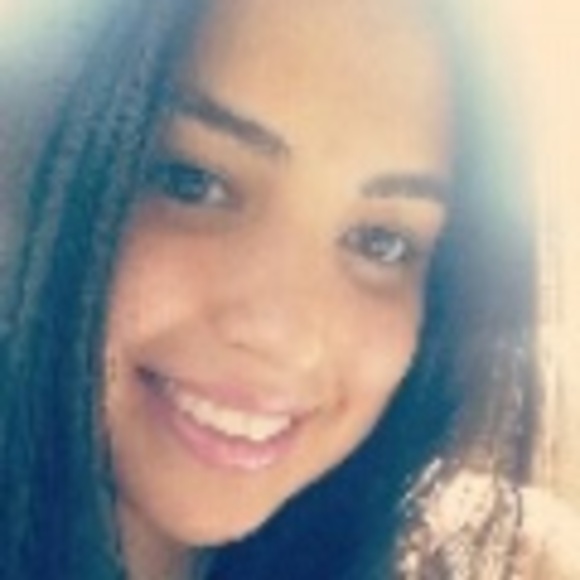 Profile Picture of Helina Lopez (@helinalopez) on Poshmark