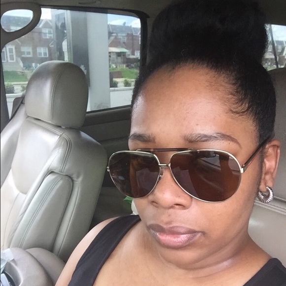 Profile Picture of April Thompson (@aprillove411) on Poshmark