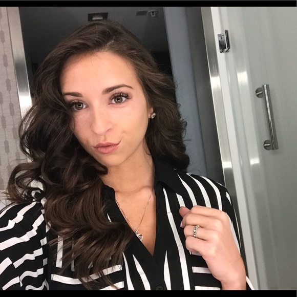 Profile Picture of Nicollette Kerr (@nkerr525) on Poshmark