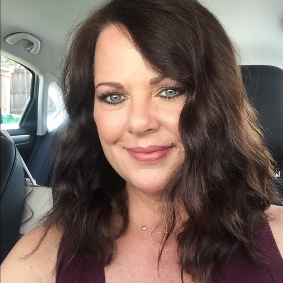 Profile Picture of Lisa Calhoun (@lisastarc) on Poshmark