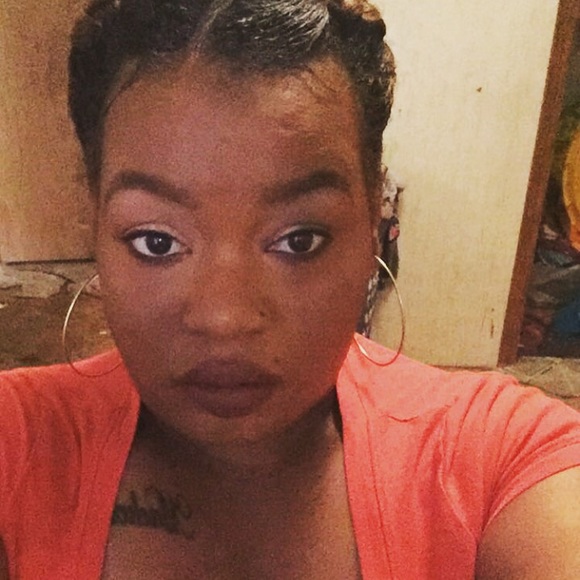 Profile Picture of Shonda Speaks (@shonda103106) on Poshmark