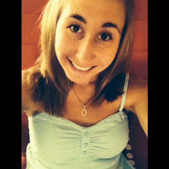 Profile Picture of Alicia Wolfe (@aliciawolfe13) on Poshmark