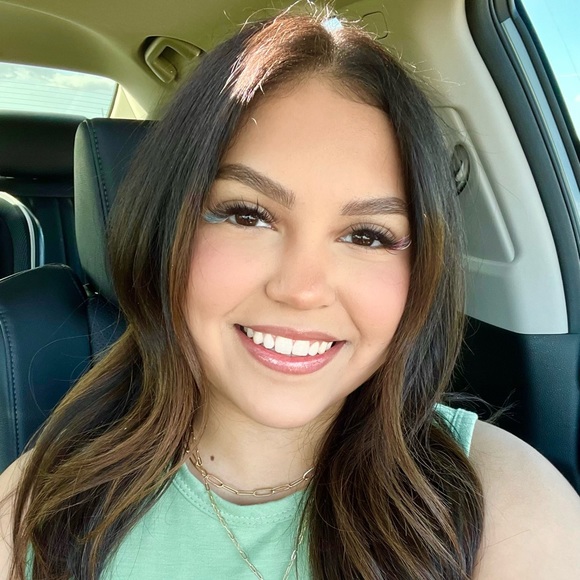 Profile Picture of Isabella Cespedes (@bellacespedes) on Poshmark