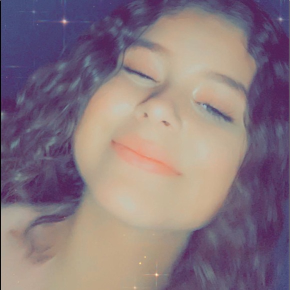 Profile Picture of Adamaris Gallardo (@seller_amazing) on Poshmark