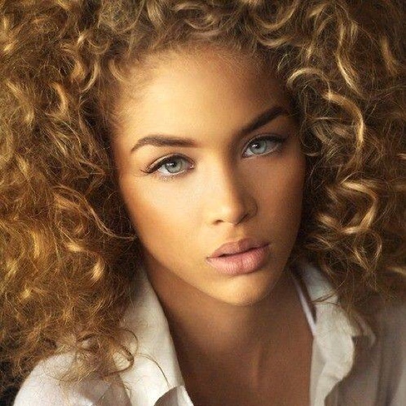 Profile Picture of Tabatha James (@tmmnt4me) on Poshmark