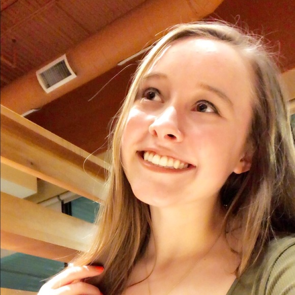 Profile Picture of Holly Apel (@hollynic425) on Poshmark