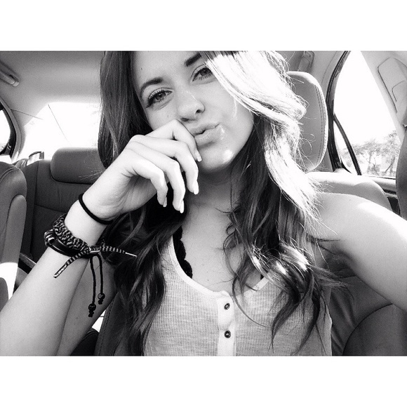 Kira Sheahan - Poshmark Profile Picture of Kira Sheahan (@kiraajoelle) on Poshmark