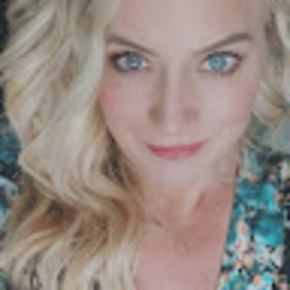 Profile Picture of Stephanie Riggio (@sriggio3) on Poshmark