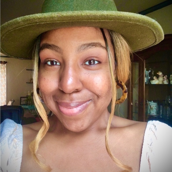 Profile Picture of Diedra L (@diedralovejoy) on Poshmark