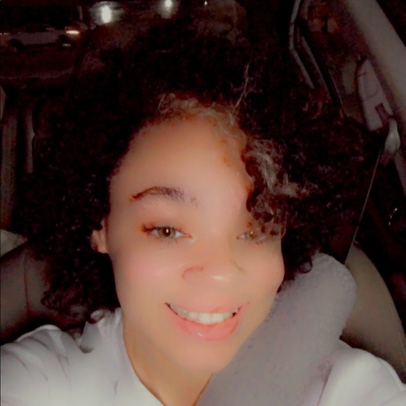 Profile Picture of Ebonie Wright (@ebonielwright) on Poshmark