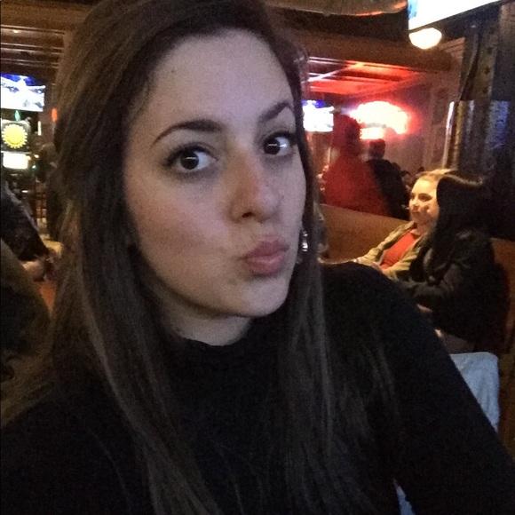 Profile Picture of Evelyn Fernandez (@tulipsandroses) on Poshmark