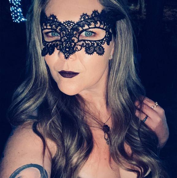 Profile Picture of Jenna Walls (@jlwalls) on Poshmark