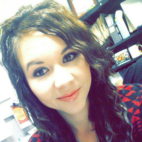 Profile Picture of Lorena Espitia (@lore_2) on Poshmark