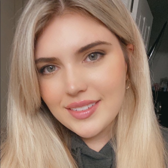 Profile Picture of Danielle Sharp (@dannizep) on Poshmark