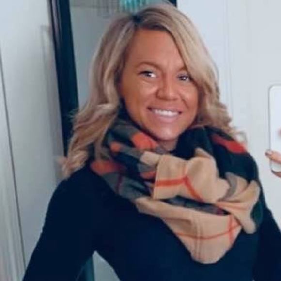 Profile Picture of Alissa Fulton (@duck_master) on Poshmark