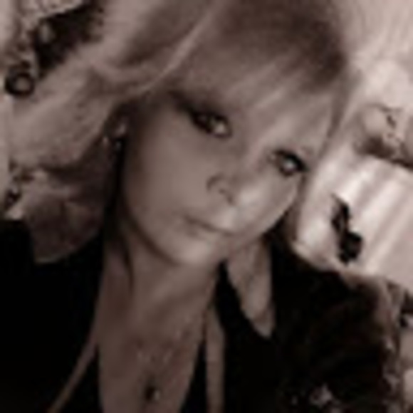 Profile Picture of Shelly James (@shellyjames726) on Poshmark