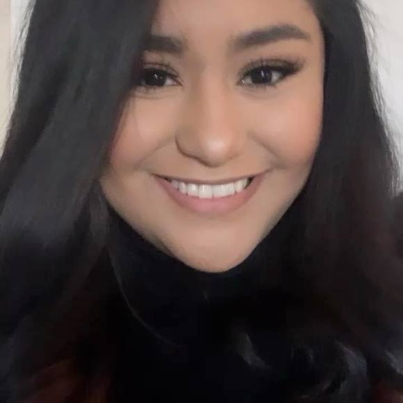 Profile Picture of Laura Torres (@ltorres33) on Poshmark