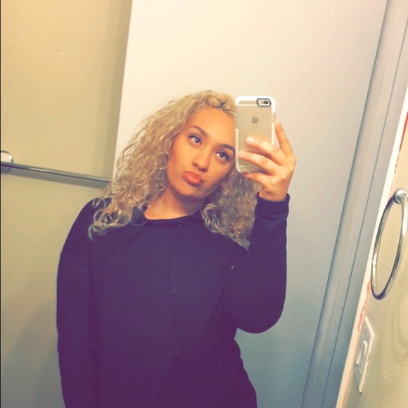 Profile Picture of Jinnely Arambula (@jinnely) on Poshmark