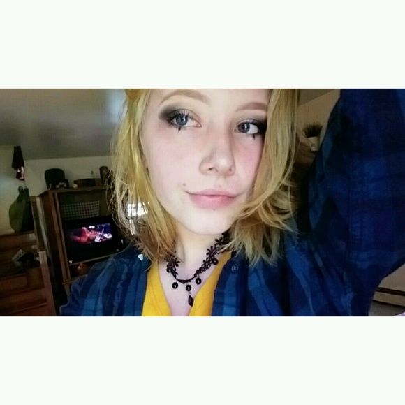 Profile Picture of Kyra Manbeck (@kyniki) on Poshmark