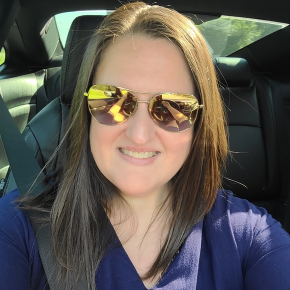 Profile Picture of Sunny Hefler (@sunnyhefler) on Poshmark