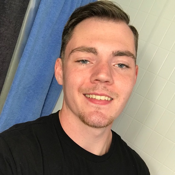 Profile Picture of Dustin Comstock (@dustin_comstock) on Poshmark