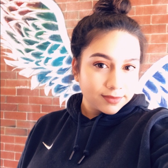 Profile Picture of Cecilia Lopez (@ceelow92) on Poshmark