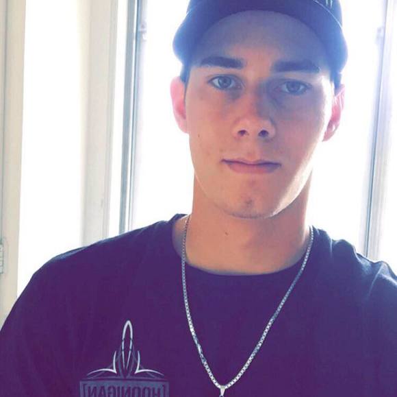 Profile Picture of Derek Peltzer (@derekptz) on Poshmark