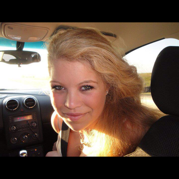 Profile Picture of Caitlyn Eacker (@laughtercurated) on Poshmark