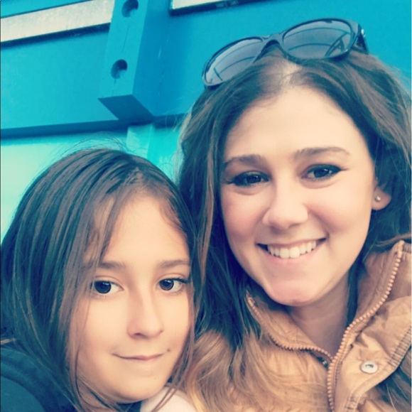 Profile Picture of Chelsea Olander (@chelseaolander) on Poshmark