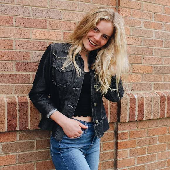 Profile Picture of Amber Zipfel (@amberzipfel) on Poshmark