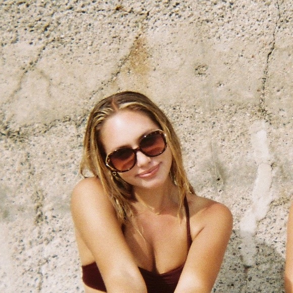 Profile Picture of Simone Baeza (@simonebz) on Poshmark