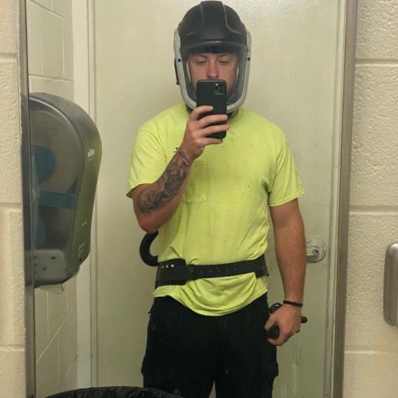 Profile Picture of Aaron Ewing (@aaronewing347) on Poshmark