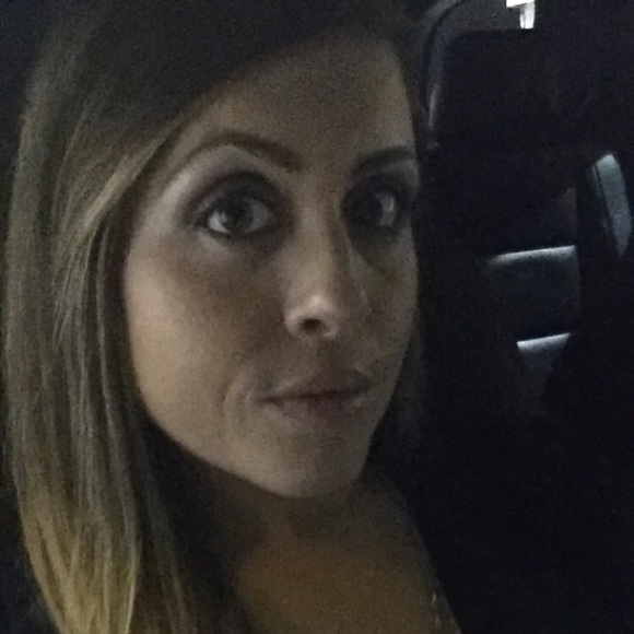 Profile Picture of Andrea Cooley (@andreacooley841) on Poshmark