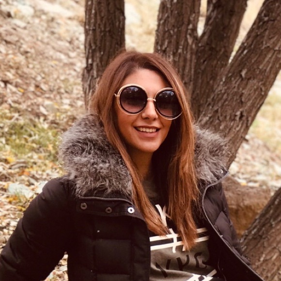 Profile Picture of Niloofar Hatefioun (@niloofarhtfn) on Poshmark