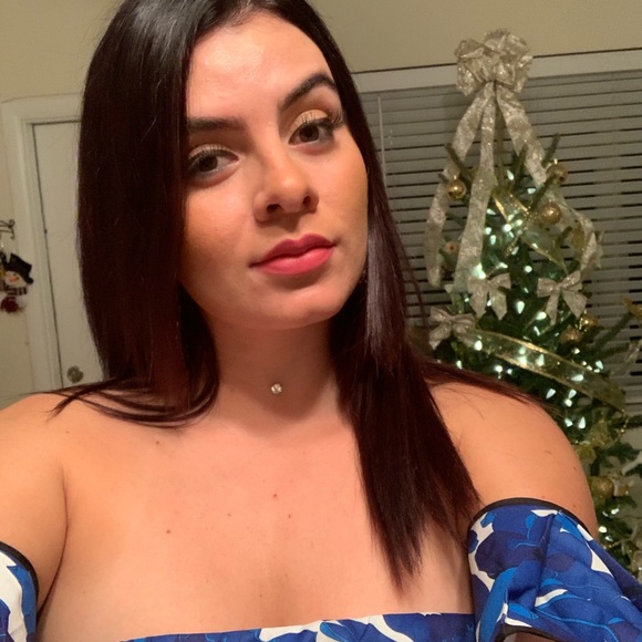 Profile Picture of Angelica Romero (@angeromero) on Poshmark