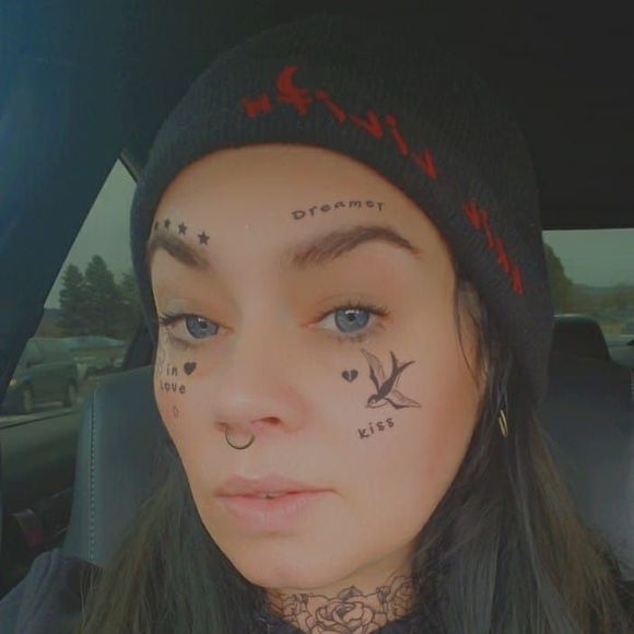 Profile Picture of Shannali Flores (@waffords) on Poshmark