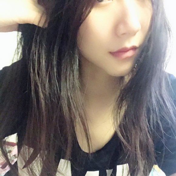 Profile Picture of Yan Zheng (@yimysnow) on Poshmark